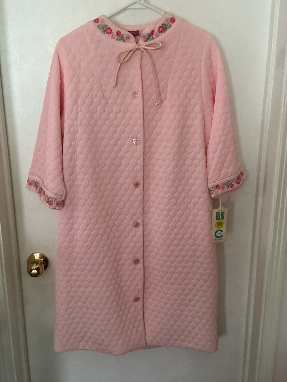 Vintage Evelyn Pearson Quilted Pink Women's Robe with Embroidered Floral Trim